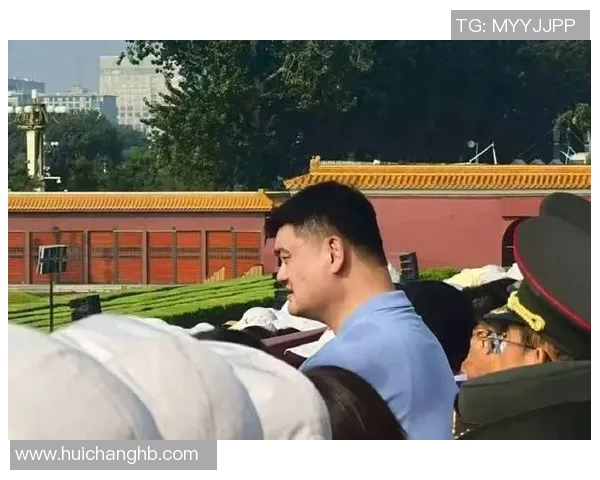 姚明惊喜现身饭店与粉丝互动引发热议瞬间成焦点